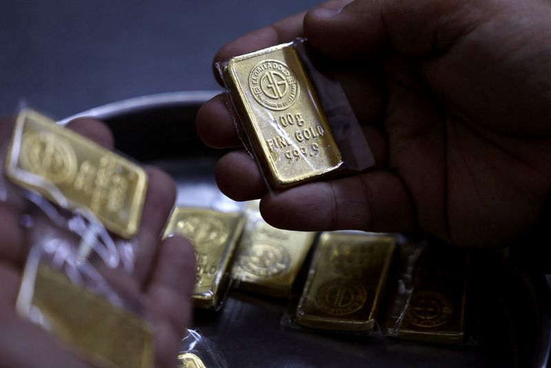 Gold steady near two-week highs on Mideast de-escalation reports<br>