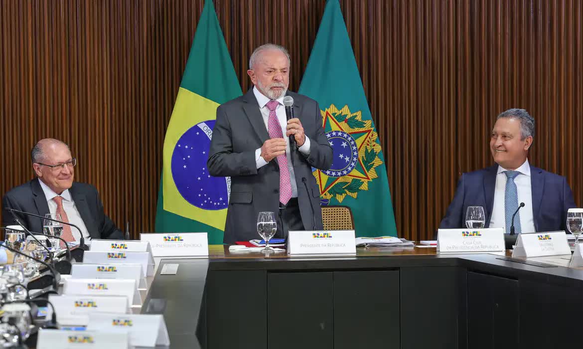 Trước thềm bầu cử, Tổng thống Brazil mạnh tay cải tổ nội các, công bố người đồng hành tranh cử