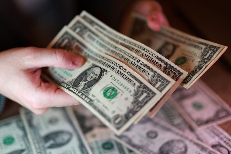 Dollar holds firm as Middle East ceasefire hopes rise<br>