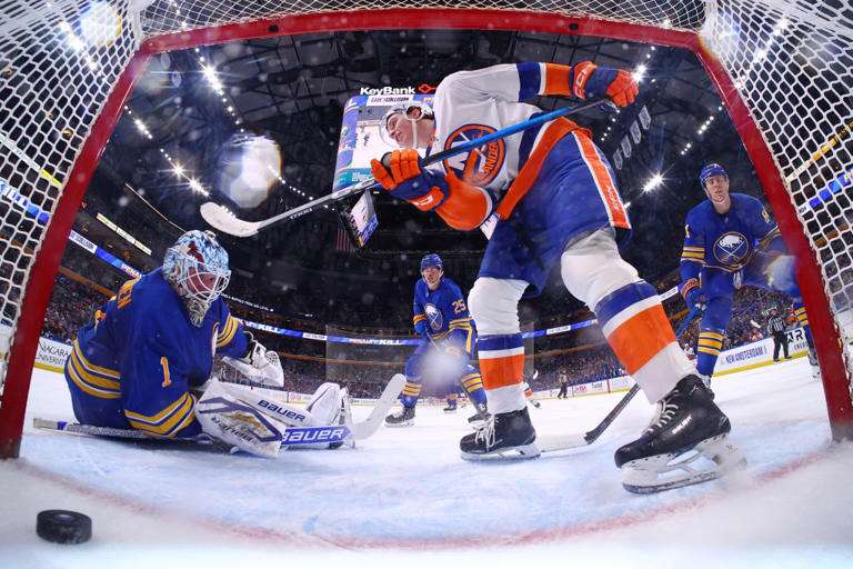 Islanders fall to Sabres for second straight loss in tough blow in ...