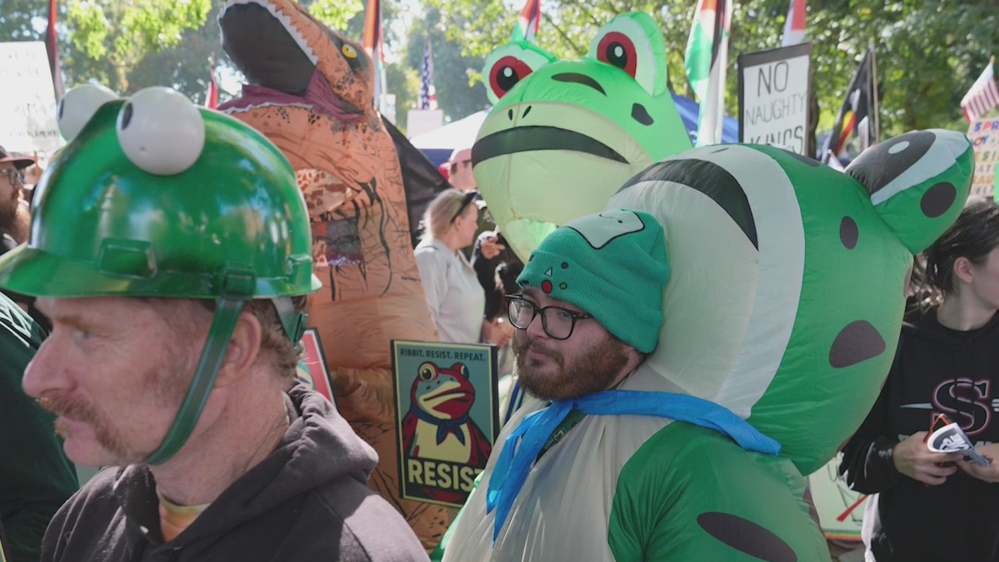 Authorities temporarily prohibit Portland Frog from being near ICE facility