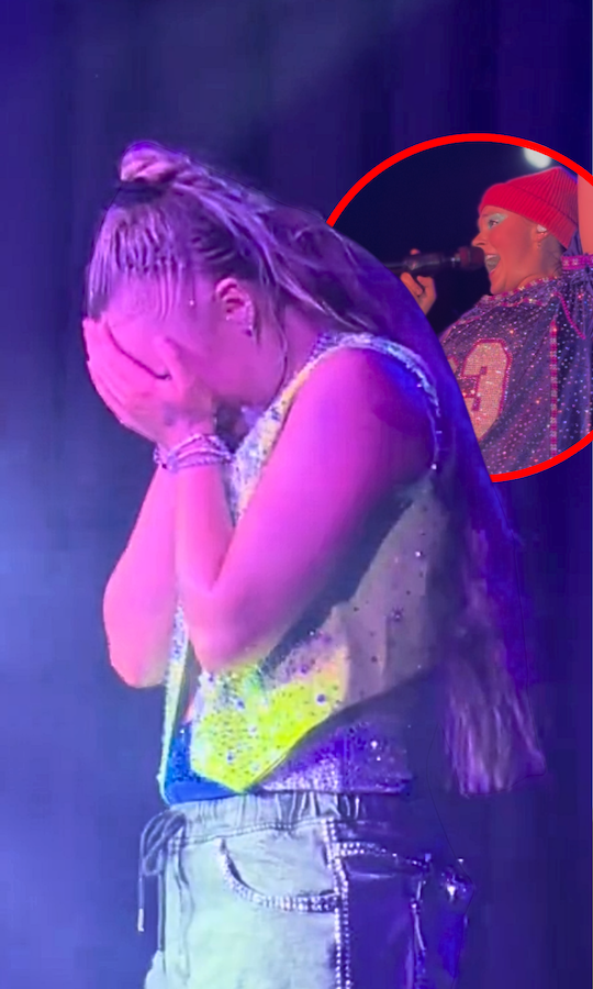JoJo Siwa breaks down on stage 💔