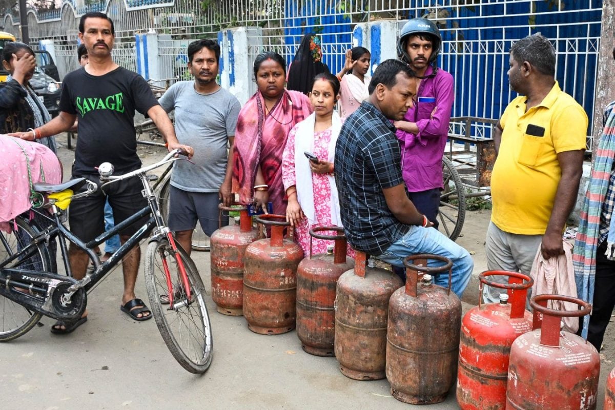 LPG cylinder price today, April 1: What are domestic, commercial gas ...