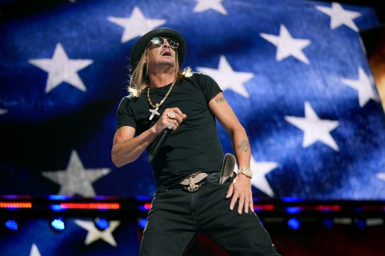 US Army helicopter pilots cleared after Kid Rock flyby<br>