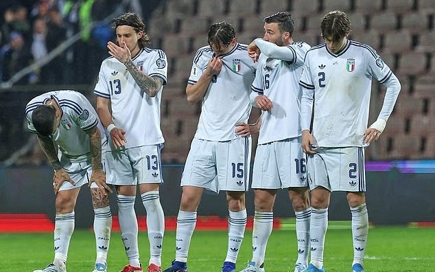 Dư luận quốc tế chỉ trích dữ dội màn trình diễn của tuyển Ý