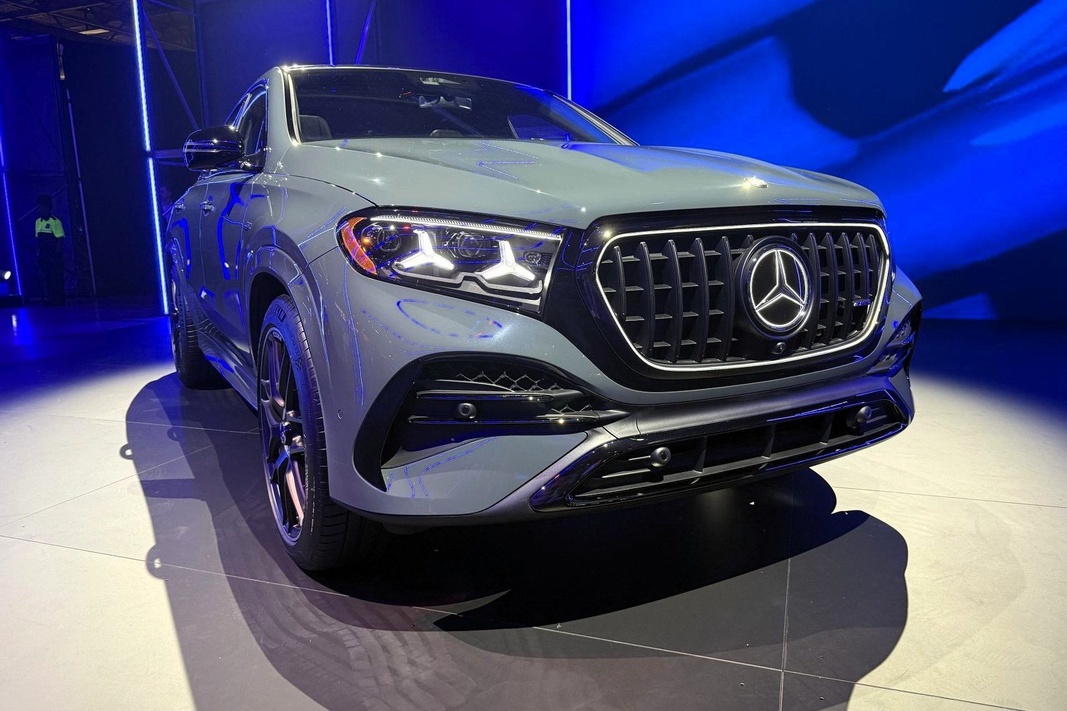Nowy Mercedes GLS ma 3 ekrany i gwiazdy w światłach. Dzięki AI może pogadać