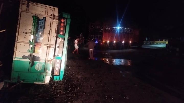 Truk fuso bermuatan sapi kecelakaan di Dompu, dua tewas