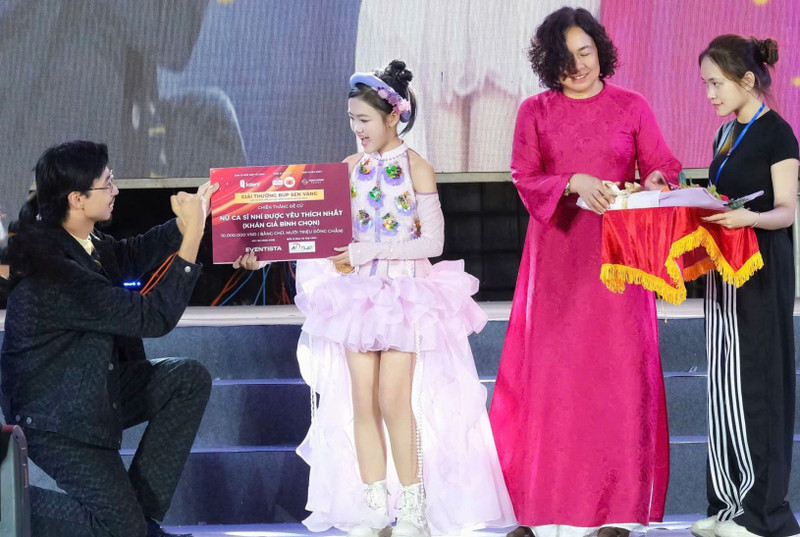 Rapper Đen gây xúc động với hành động dễ thương trước các tài năng nhí