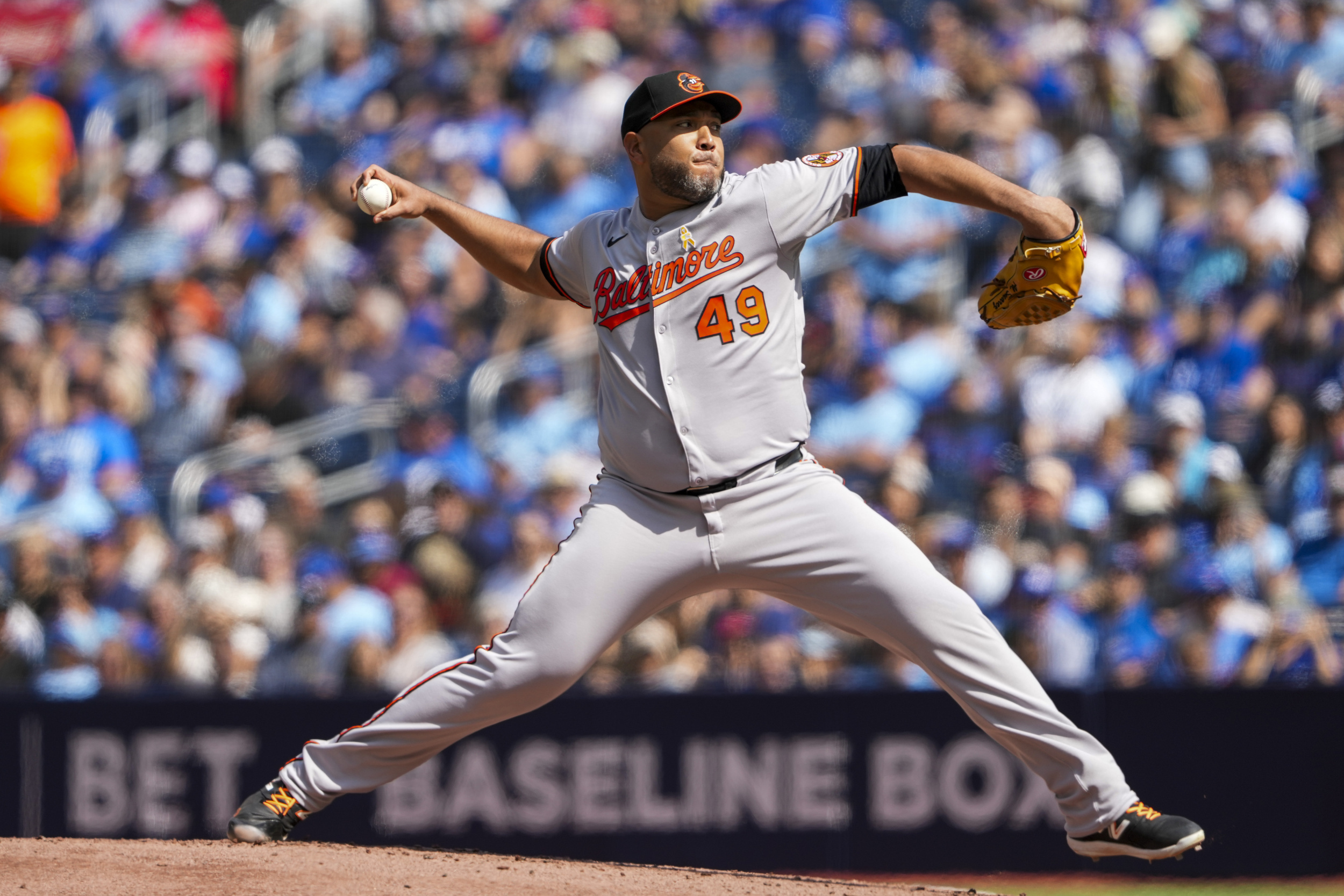 Orioles to select Albert Suárez<br>