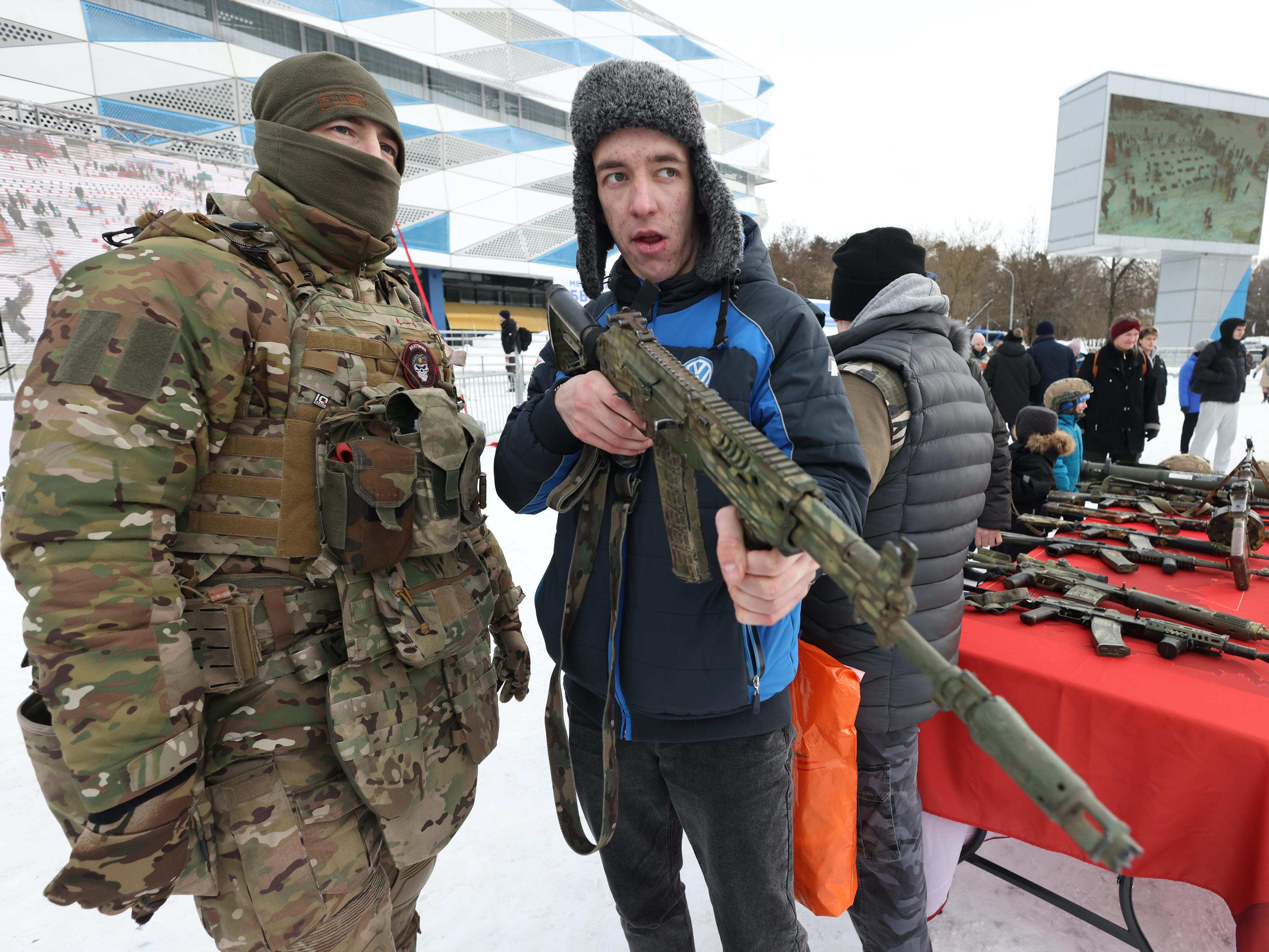 A Russian governor is ordering companies to choose at least 2 employees as candidates to sign up with the military<br>