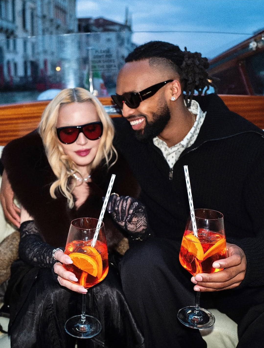 Madonna dạo chơi Venice cùng bạn trai kém 38 tuổi