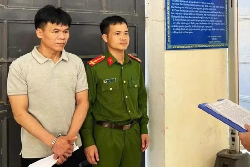 Nghi phạm buôn ma túy lẩn trong rừng, bơi qua sông để bỏ trốn song không thoát