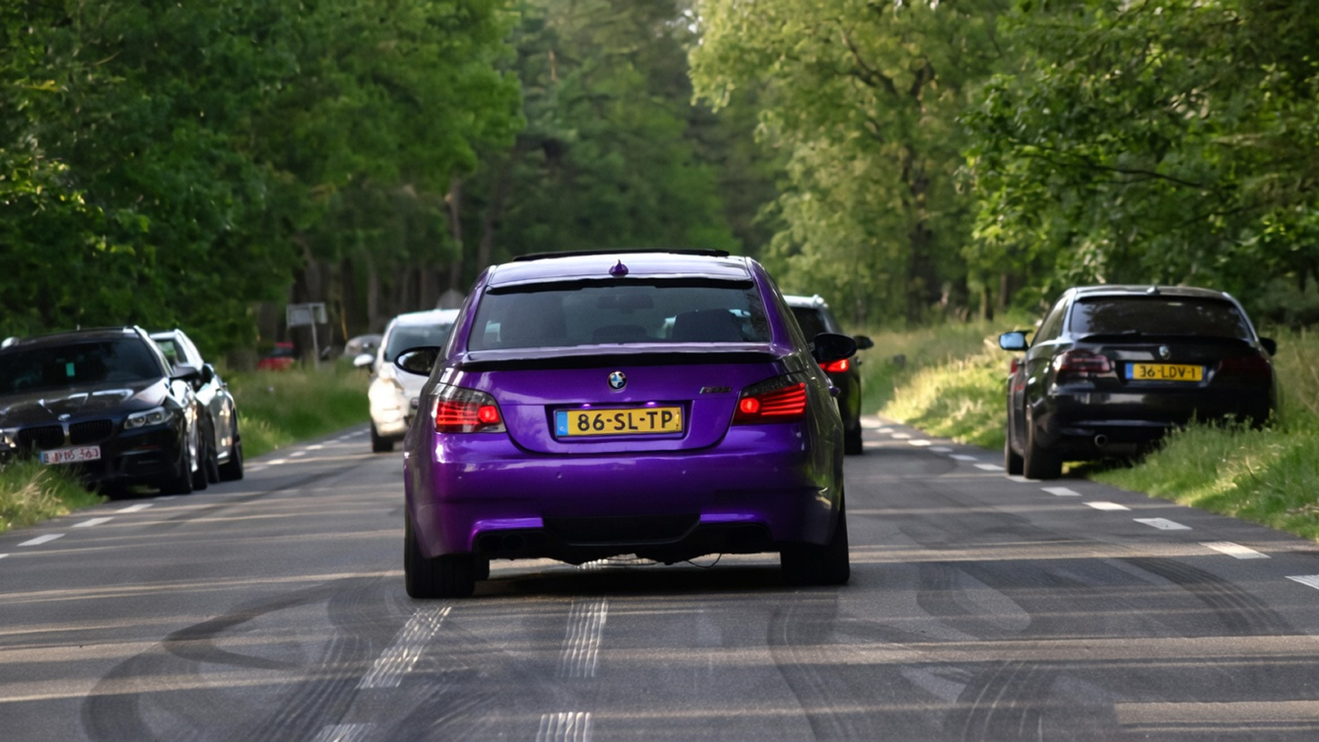 BMW M5-rit loopt bijna fout af op de openbare weg