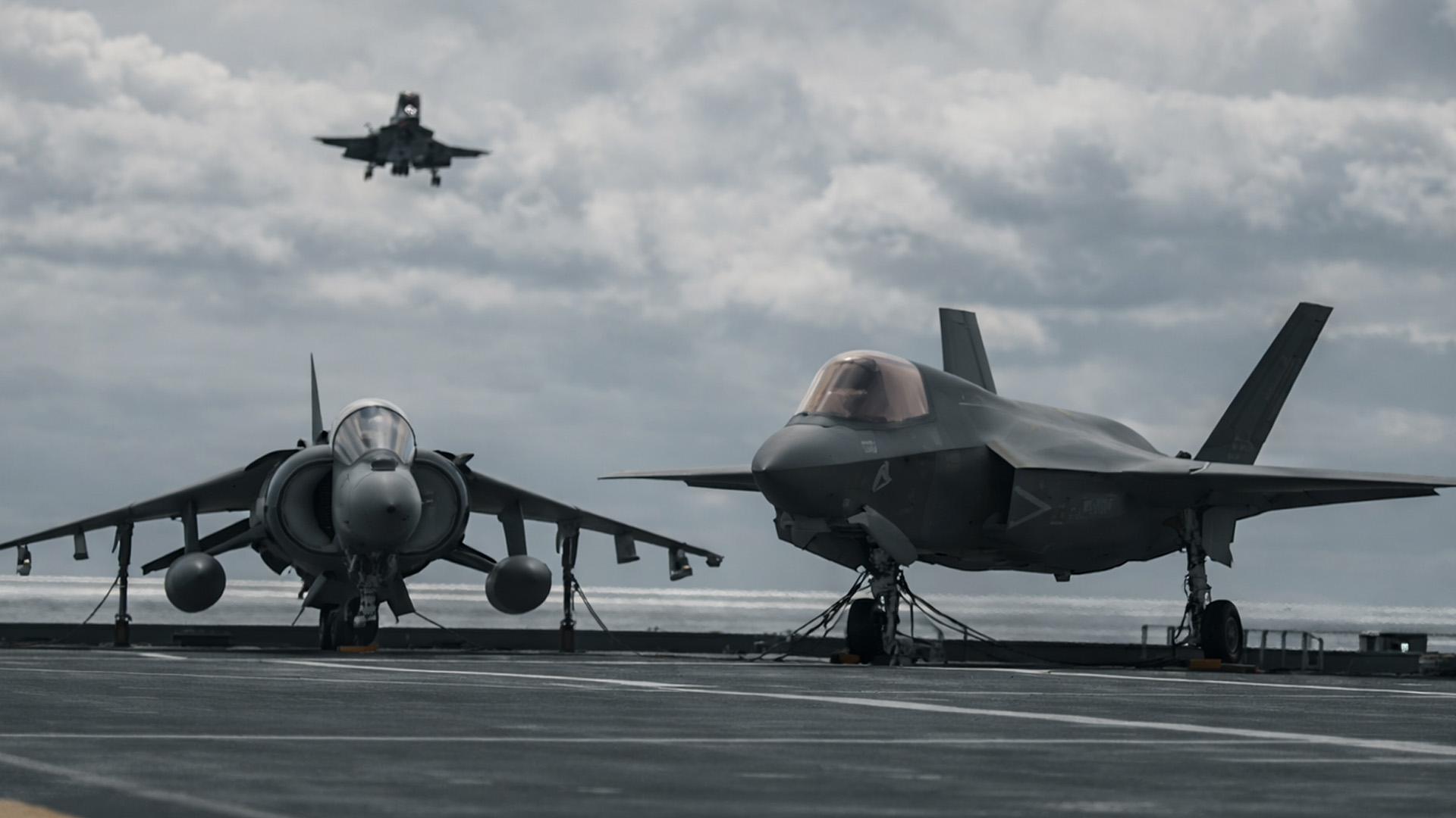 Des navires de guerre américains et alliés prennent la mer pour des ...