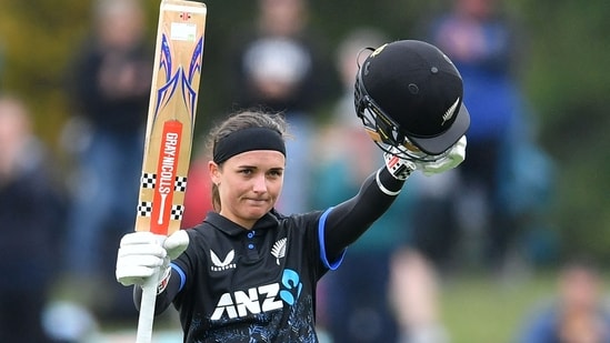 Amelia Kerr stars with 179 in New Zealand's record chase against South ...