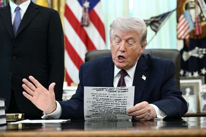 Health fears as Trump struggles to read from enormous notes and covers hands in Oval Office rant<br><br>