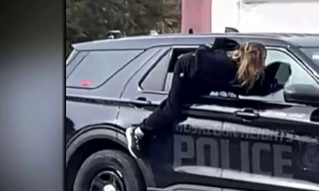 When cops turned their backs, she made a break for it