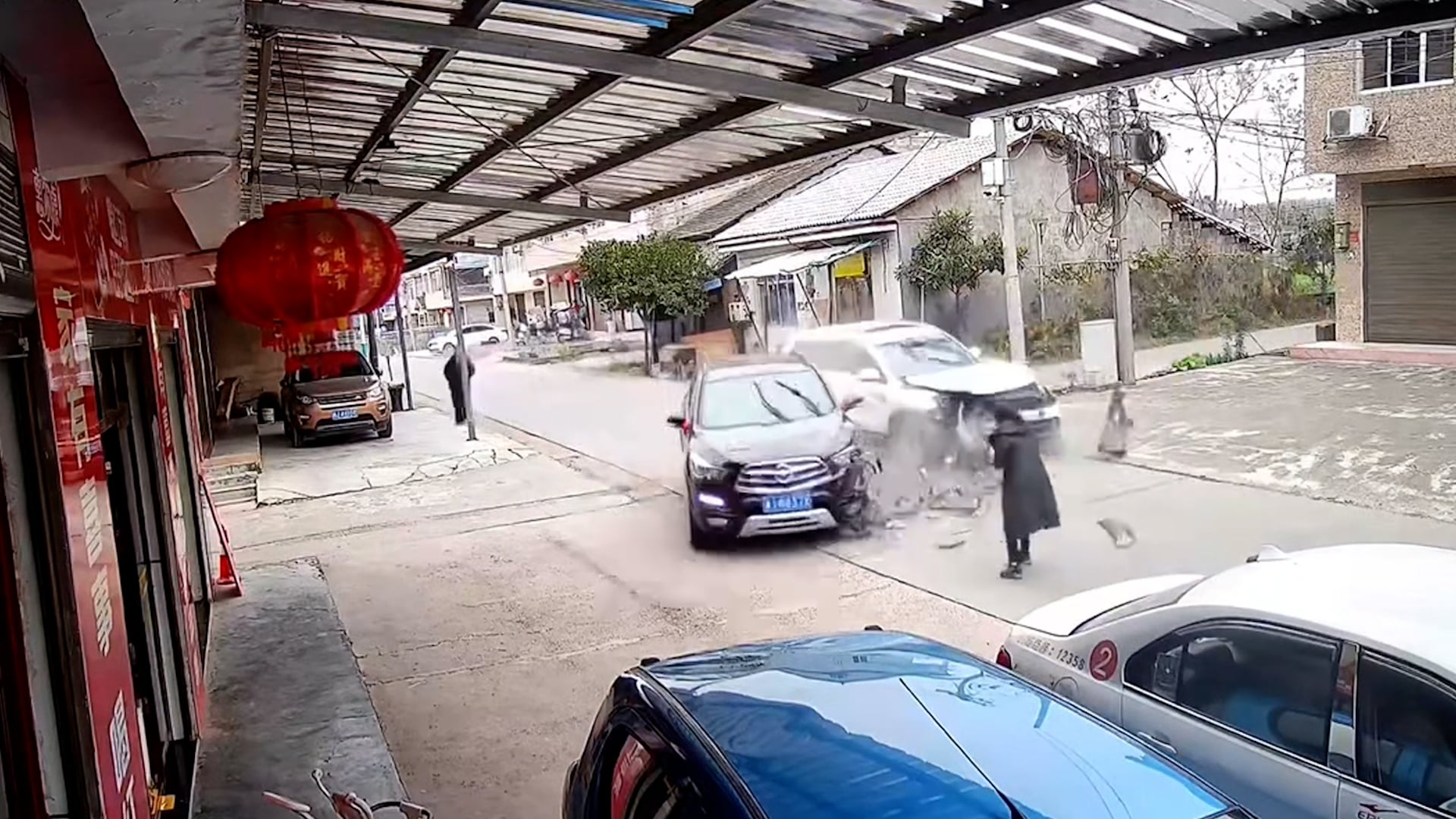 Dramatic moment cars crash at intersection - narrowly avoiding pedestrian