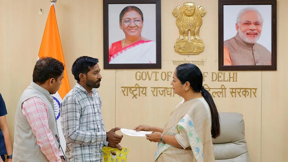 Delhi CM hands over Rs 1 crore each to families of Covid warriors, says ...