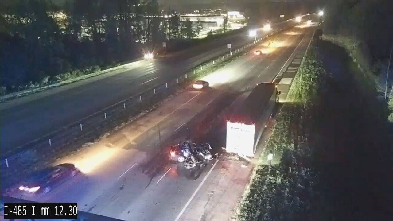 1 seriously hurt in early morning crash on west Charlotte interstate