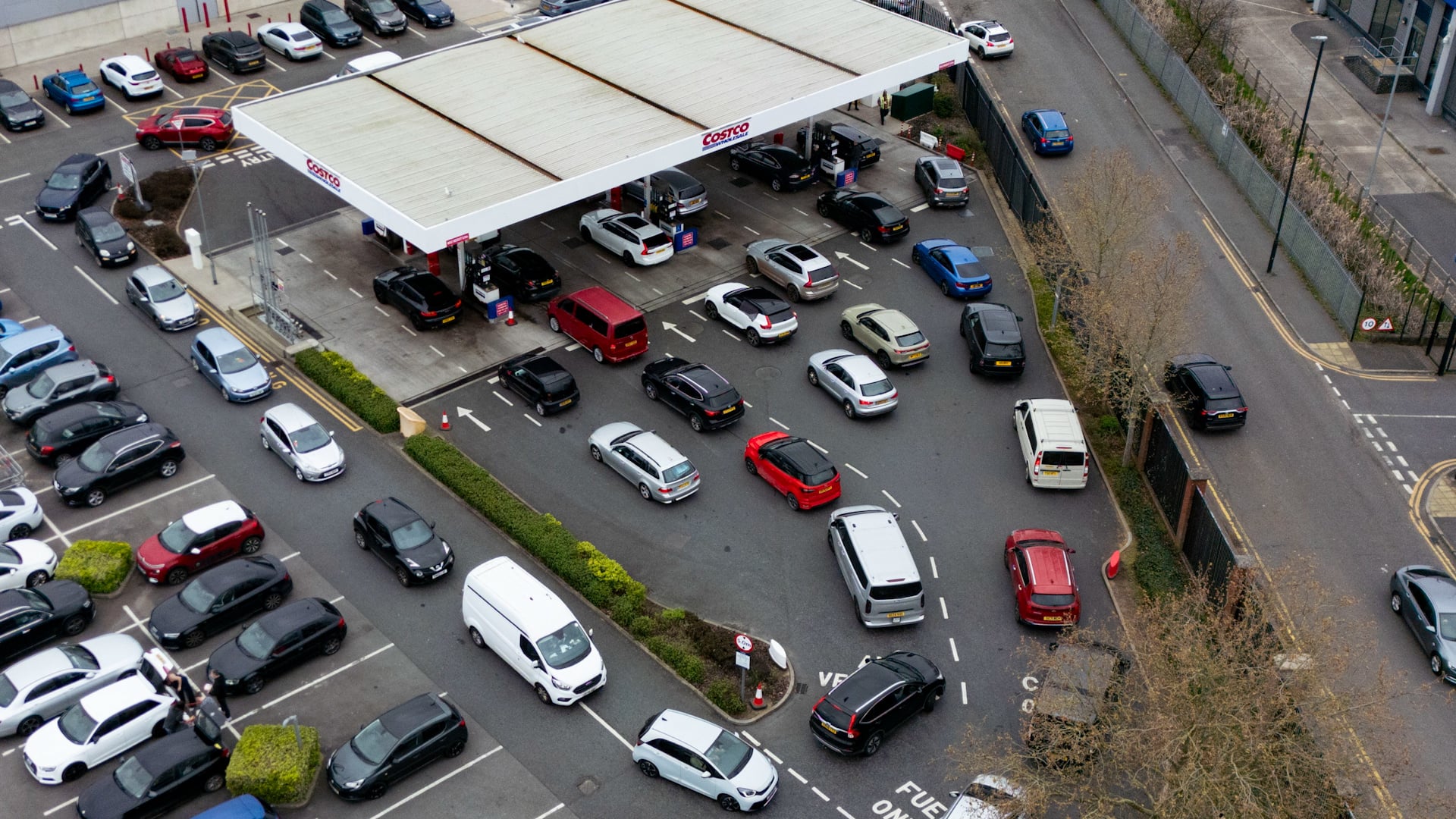 Dozens queue for fuel in Bristol as shortage fears spark panic buying