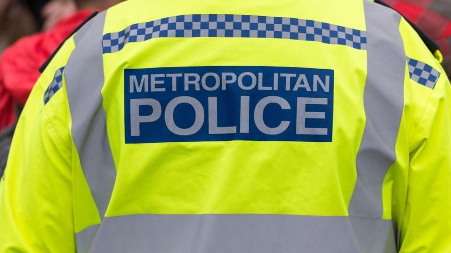 Five Met officers taken off duty after weapons find<br><br>
