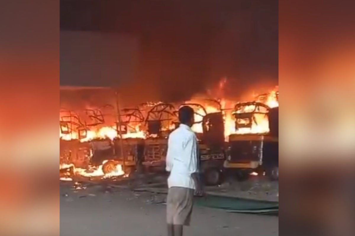 Massive fire engulfs eight auto-rickshaws in Ghatkopar East, no ...