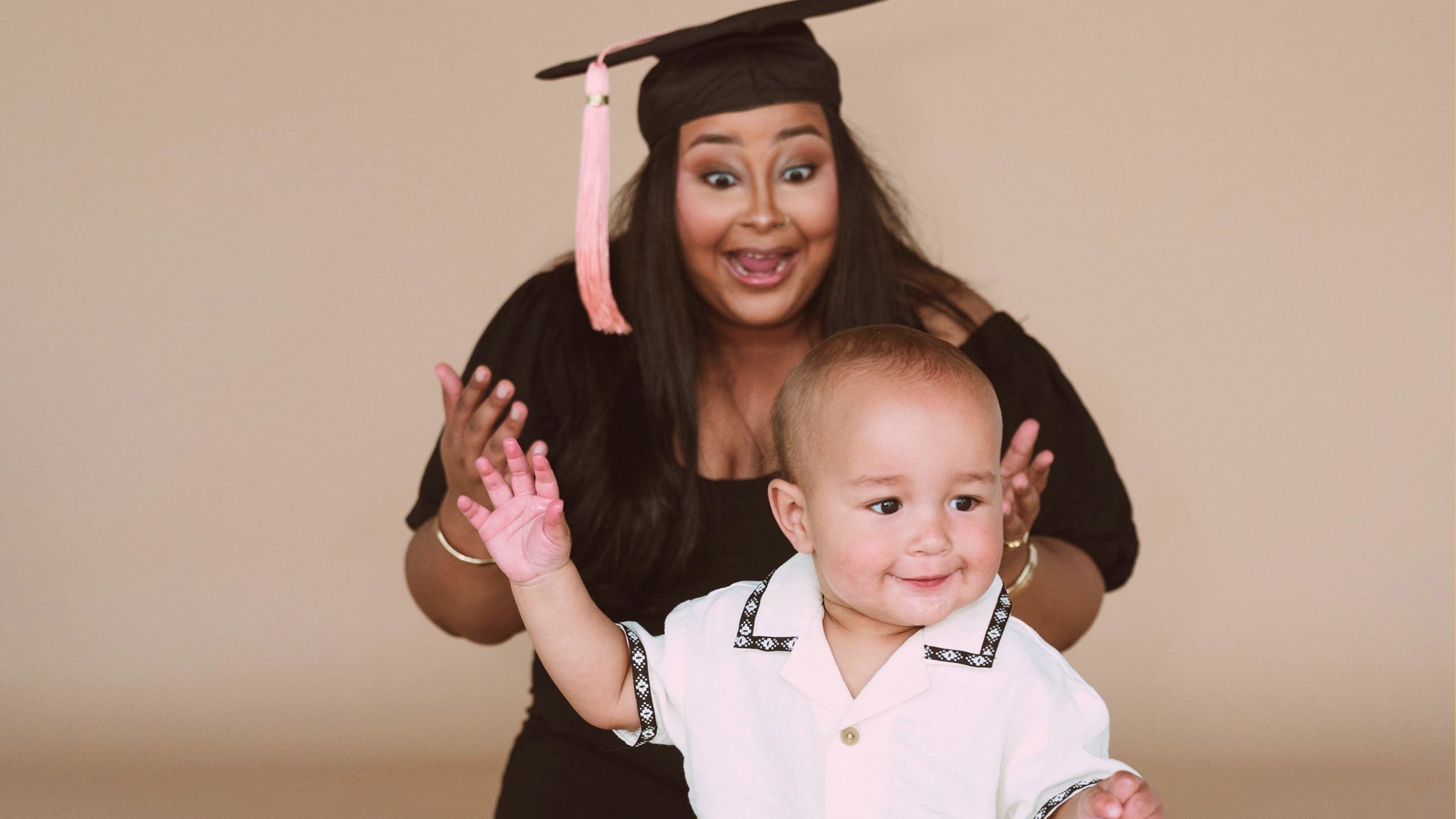 Baby takes first steps during mom's graduation photoshoot
