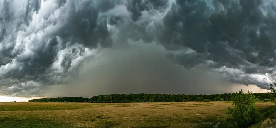 11 signs a storm could be stronger than expected