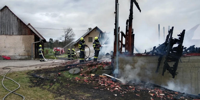 70 Feuerwehrkräfte im Einsatz: Wirtschaftsgebäude niedergebrannt
