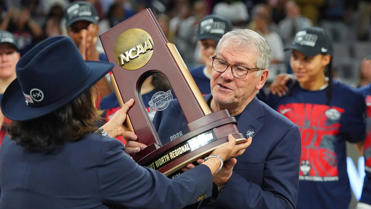 Geno Auriemma leads undefeated UConn team to ninth Final Four appearance
