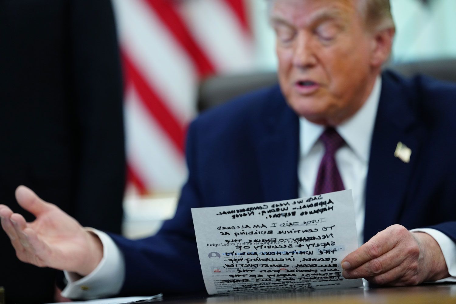 Trump struggles to read his own large handwritten notes at White House ...