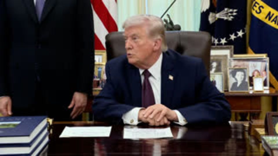 Trump’s approval rating on economy hits new low