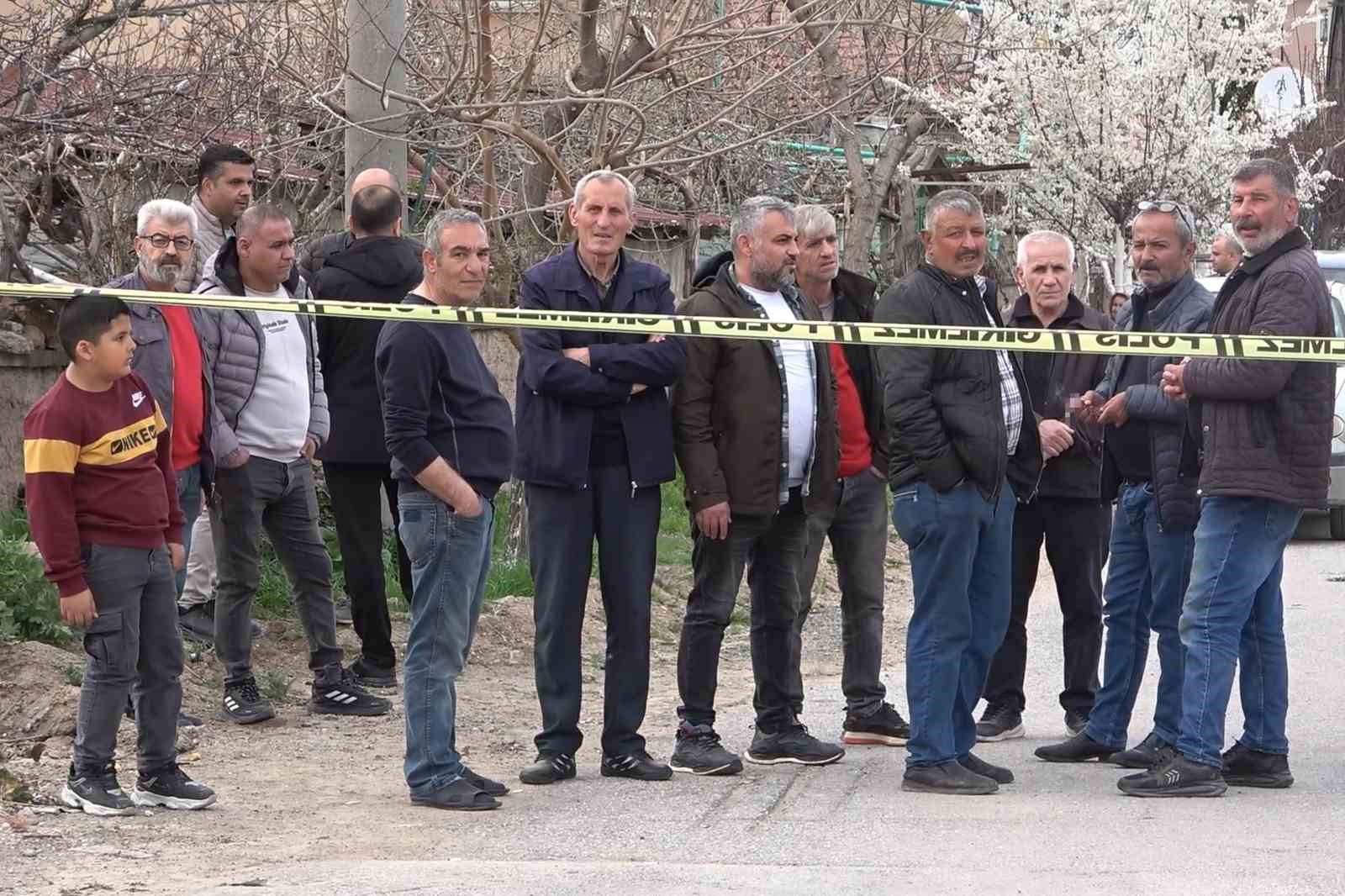 Kan donduran cinayet: İki kardeş bir oldu, babalarını bıçak ve baltayla  öldürdü