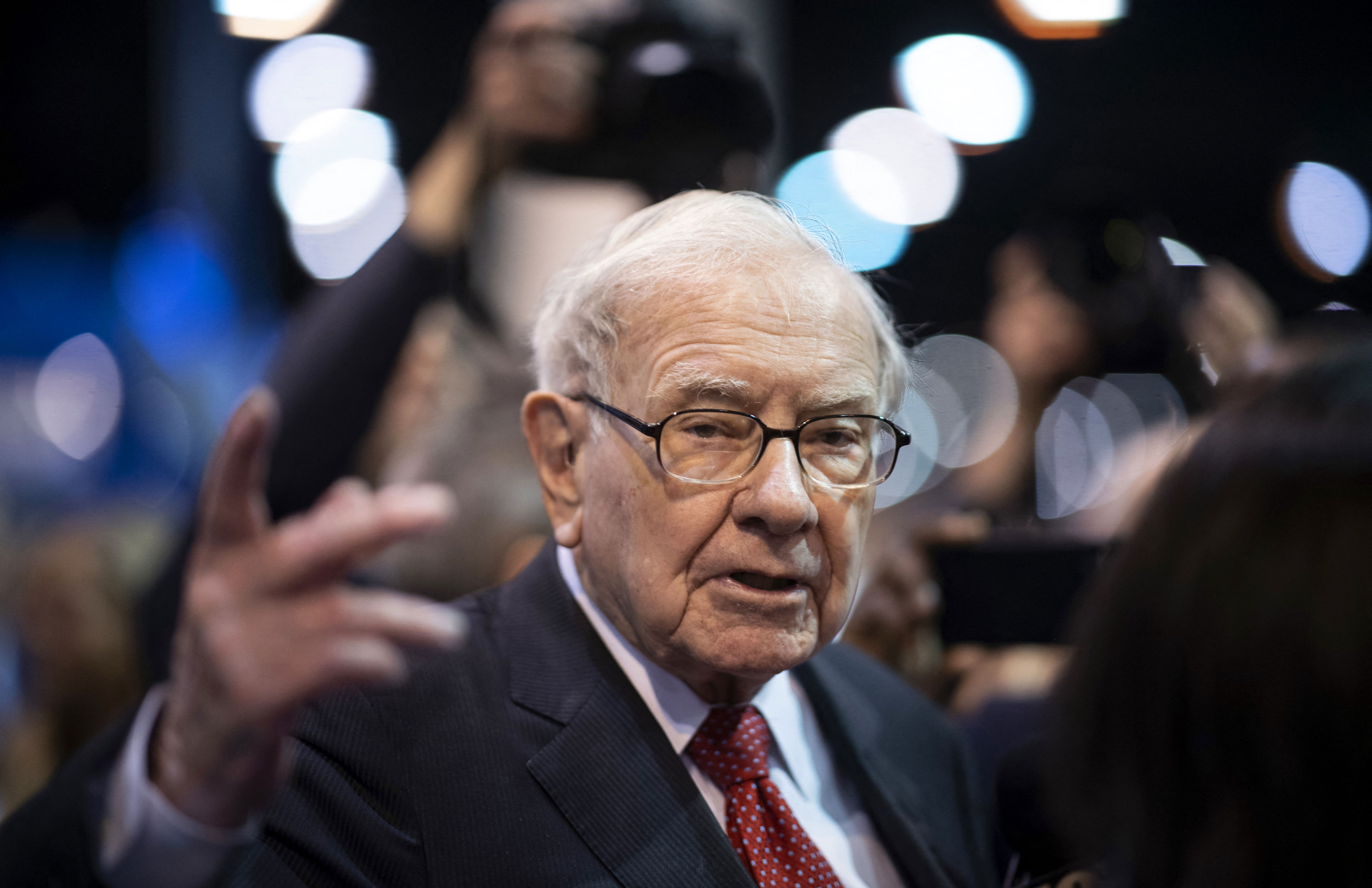 Warren Buffett issues US currency warning