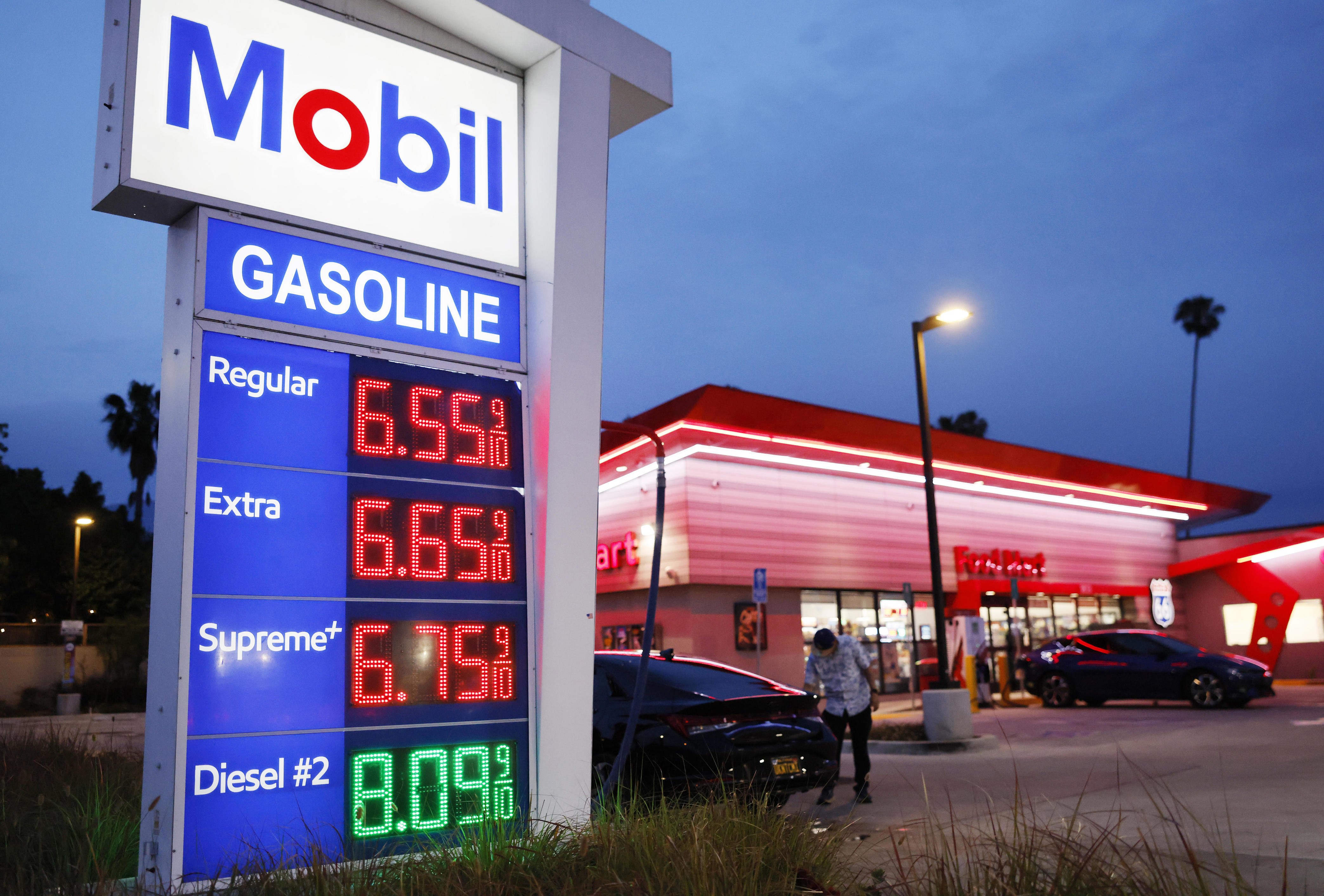 Little change to average LA, Orange County gas prices