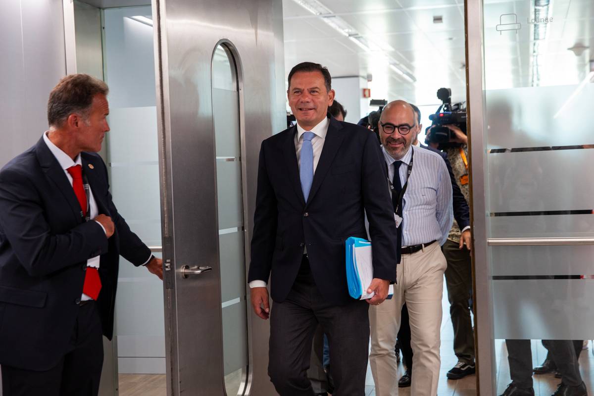 O primeiro-ministro, Luís Montenegro, o ministro das infraestruturas e habitação, Miguel Pinto Luz, vão para o Conselho de Ministros, no Campus XXI.
