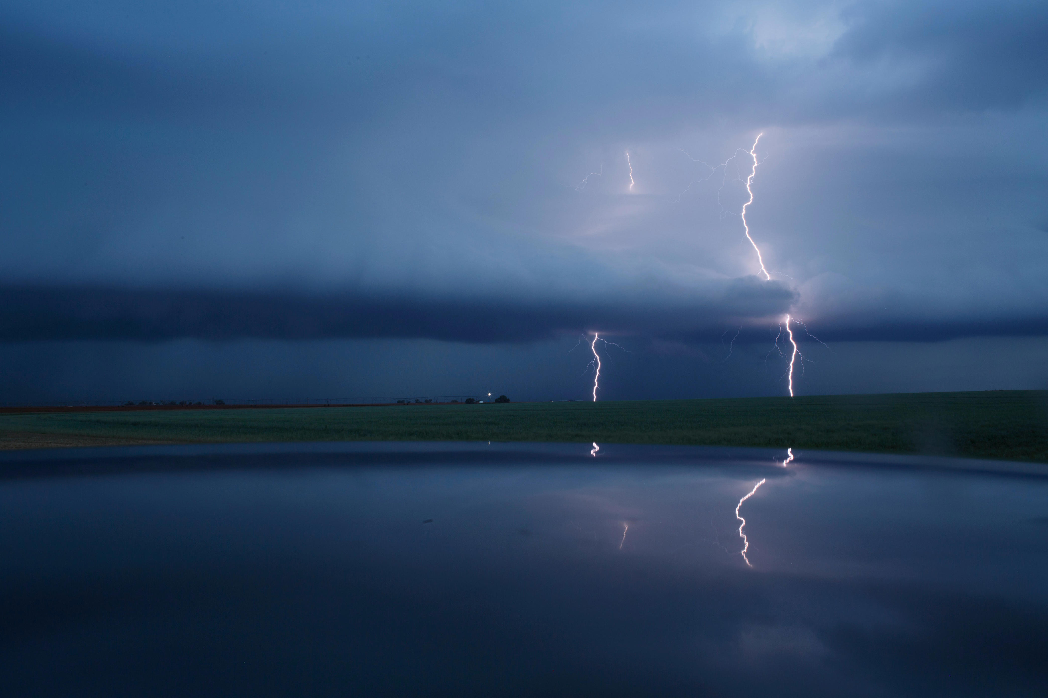 Large hail, tornadoes possible as severe weather hits Oklahoma tonight ...