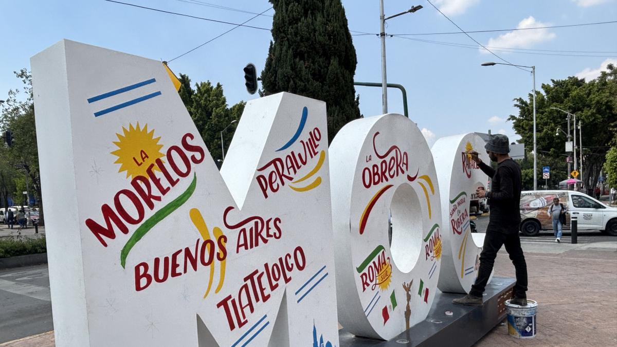 Colocan letras monumentales en explanada de alcaldía Cuauhtémoc