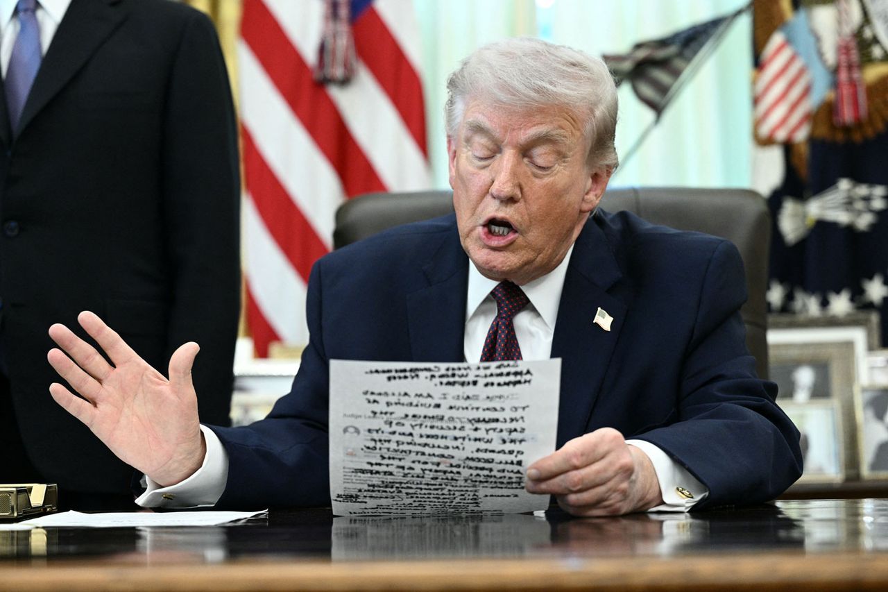 Trump struggles to read his own large handwritten notes at White House ...