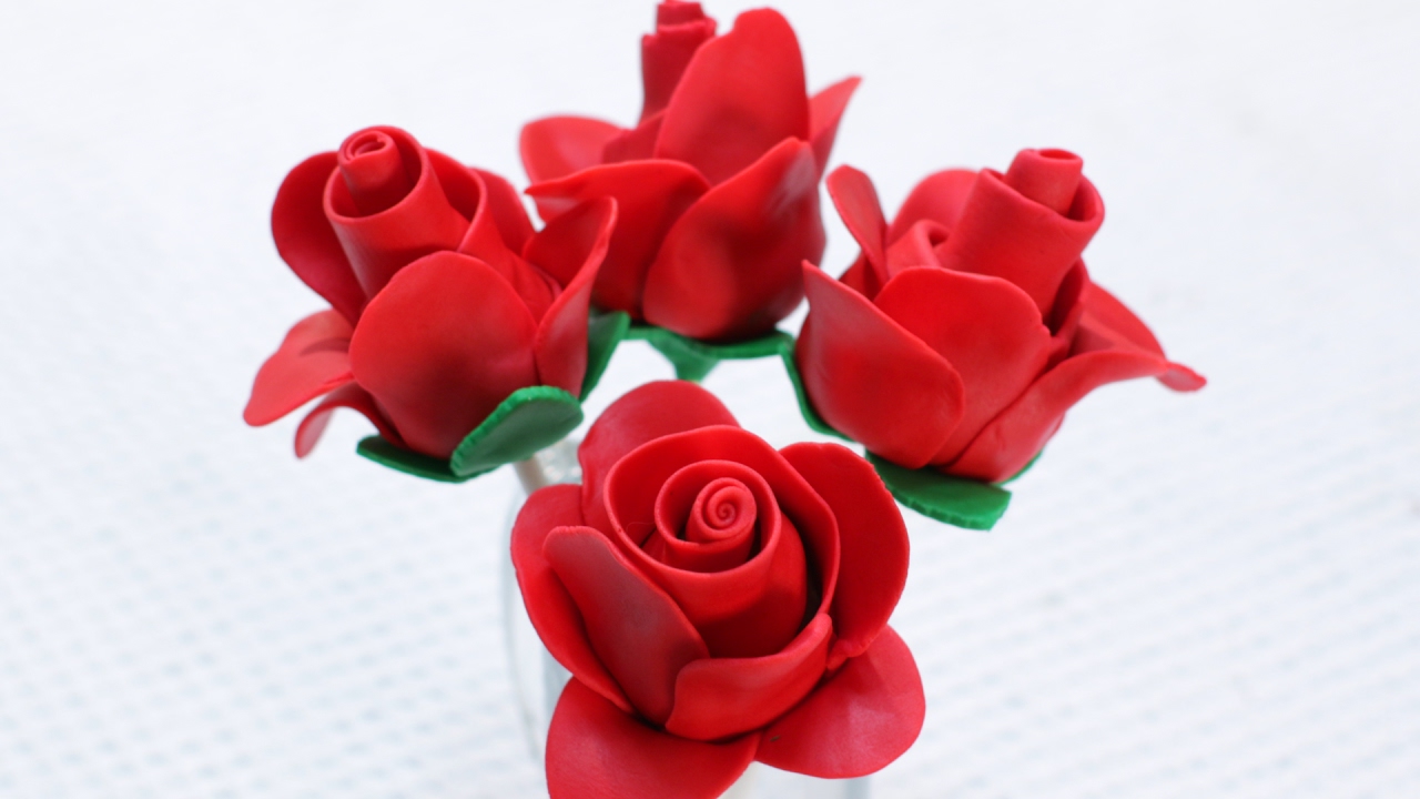 How to make chocolate covered strawberry fondant roses - easy fondant ...