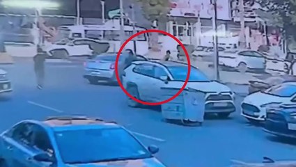 Moment US journalist Shelly Kittleson appears to be kidnapped in ...