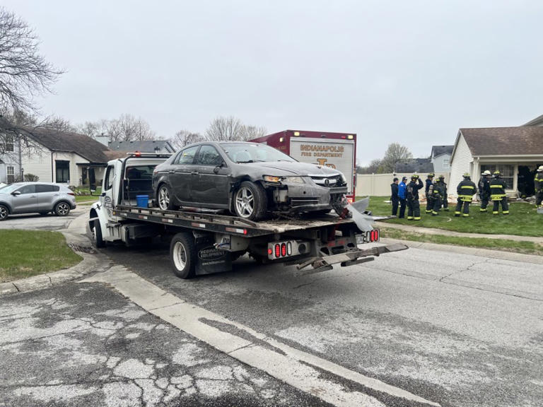 Driver crashes into two-story home on northwest side, flees the scene ...