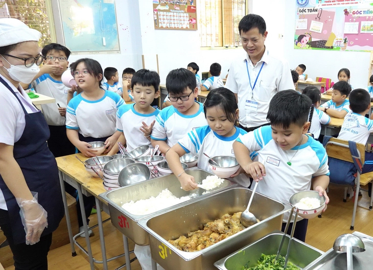 Thịt heo bệnh vào trường học: Nghiêm trị để ngăn tái diễn