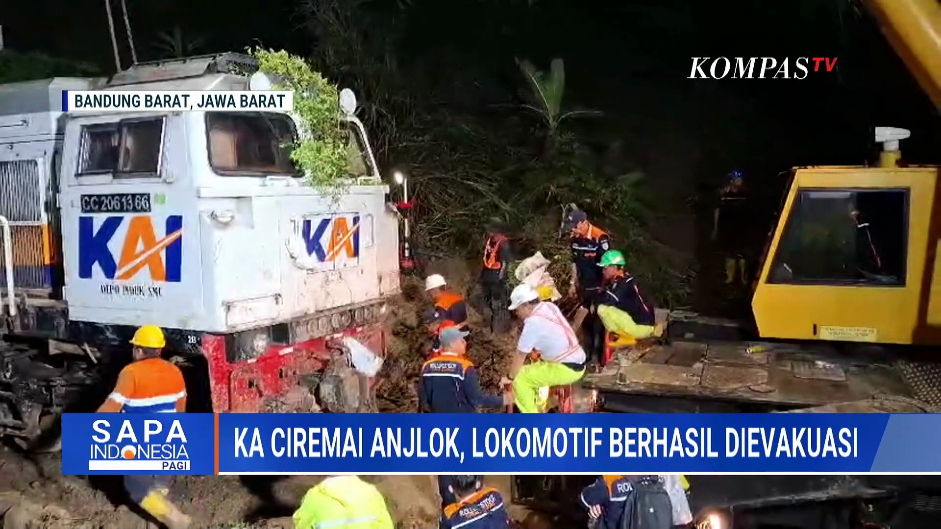 Detik-detik evakuasi lokomotif KA Ciremai di Bandung Barat berhasil ...