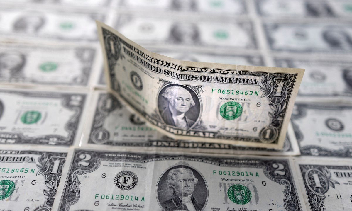 Dollar edges up against dong