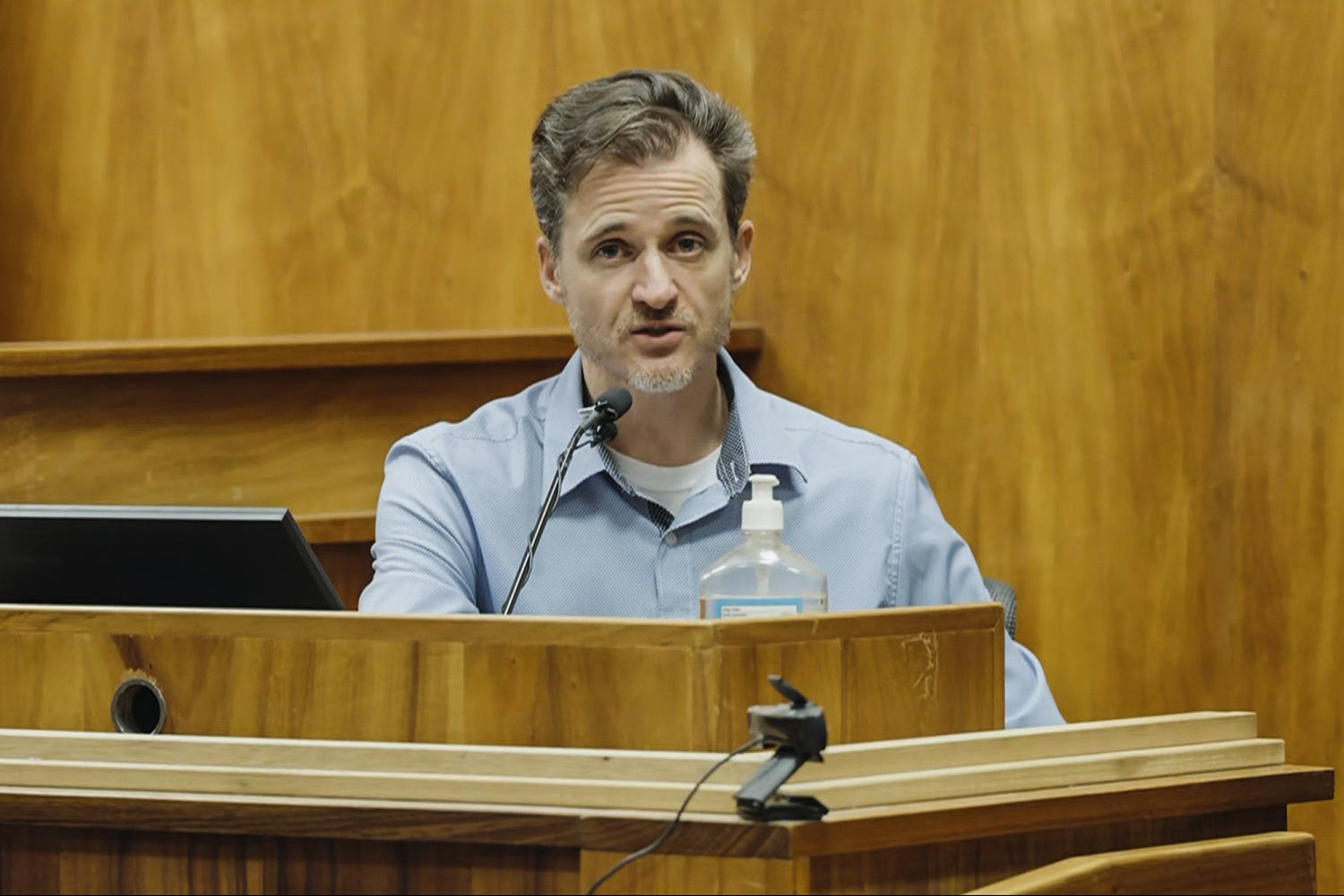 Maui doctor accused of trying to kill wife on birthday hike says he hit ...