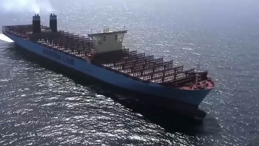 Somali pirates target American military vessel by mistake at sea | Watch