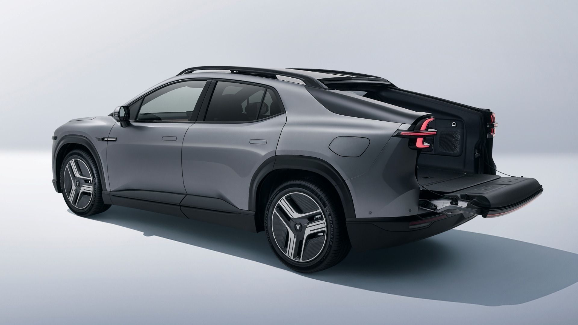 The Deepal E07 family SUV that can turn into a pickup truck