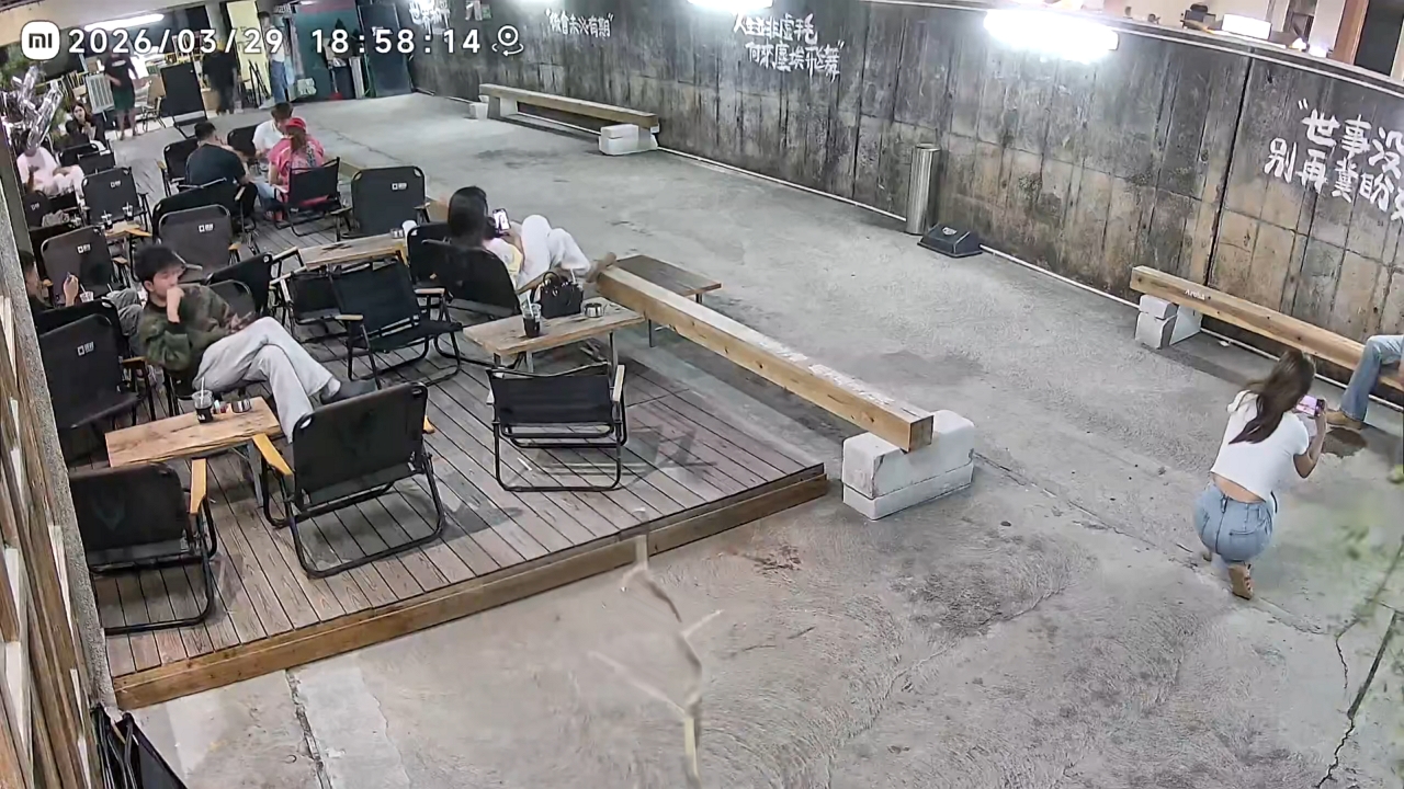 Man blocks flying crate during sudden gust of wind in Guangdong, China